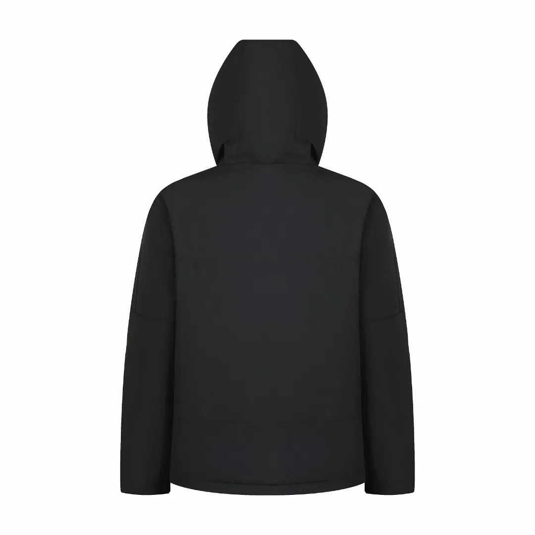 P980 Ralph Lauren Pony Embroidered Hooded Down Jacket (Black) The inner filling is made of high-quality 90 white duck down with a weight of 220g, ensuring excellent thermal insulation performance. After strict screening and processing, the velvet is not easy to get drilled, ensuring durability. The fabric is made of high-density nylon taffeta with a density of about 210T-300T, with a smooth and slightly matte surface, excellent windproof and waterproof properties (with DWR water-repellent treatment), strong wrinkle resistance and easy care, in line with the American casual positioning of "durable and practical". The lining fabric is made of 100% polyamide. The high-density and tight weaving process prevents fine lint from emerging from the gaps in the fabric. The smooth surface improves the putting on and taking off experience, and the excellent wear and tear resistance ensures damage caused by frequent use, while the light and soft texture does not affect the overall weight. The classic jacket has a slightly loose fit, slightly dropped shoulder line (shoulder width is 1-2cm wider than the standard fit), is hip-length, and has slightly tapered straight sleeves, taking into account both freedom of movement and casual style. The adjustable Velcro on the cuffs allows you to freely adjust the tightness according to the thickness of your wrist and personal preferences, effectively preventing cold wind from intruding, and improving the warmth performance. In terms of storage, the two front zipper pockets are convenient for you to place frequently used items, and the zipper design ensures that items are not easily lost. A built-in pocket on the left side of the chest provides a safe storage space for some small private items. The drawstring design at the hem allows you to adjust the shape of the jacket according to your body shape and dressing needs. Whether it is loose and casual or slim and neat, you can easily control it. Polo horse logo on the left chest: flat satin stitch embroidery (satin embroidery), the embroidery thread is 100% polyester high color fastness embroidery thread (the color number is consistent with the brand's standard red color card), the stitch density is 12-15 stitches/cm, the outline of the horse logo is clear, and the details of the rider and horse are burr-free. Size:S-M-L-XL